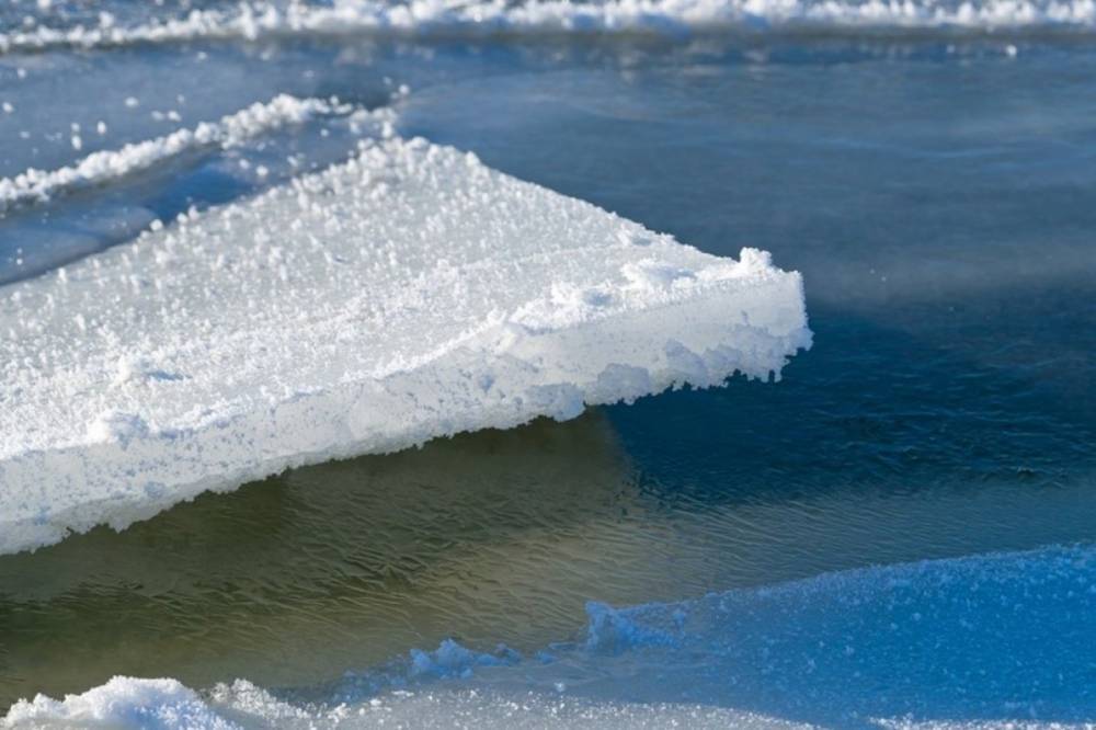На Кременчугском водохранилище рыбак дрейфовал на отколовшейся льдине (видео)