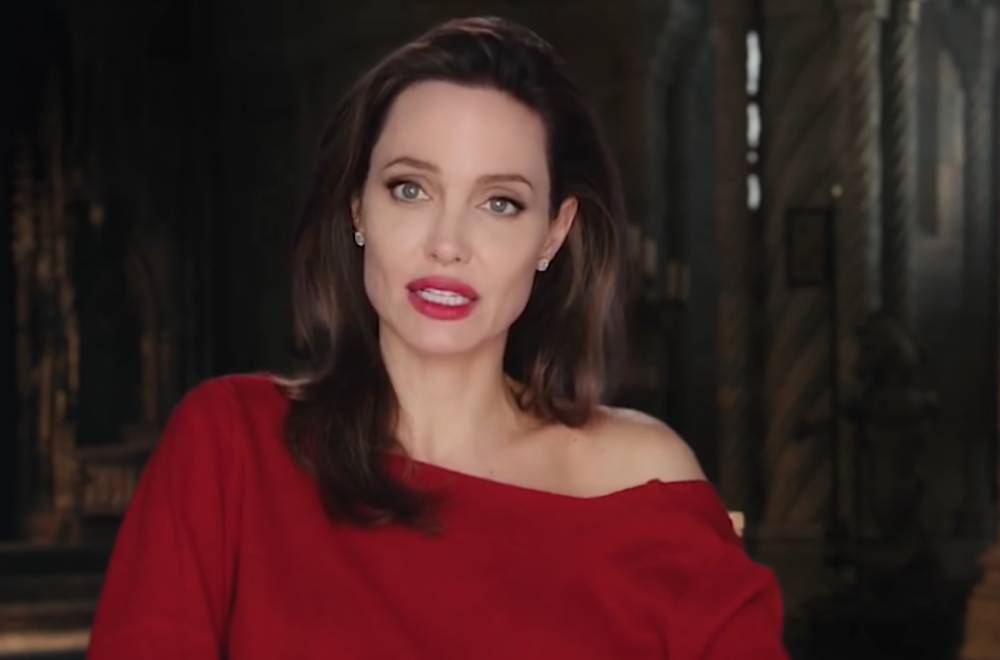 Раскованная Анджелина Джоли в розовом лифчике превзошла известных моделей: "Как конфетка"