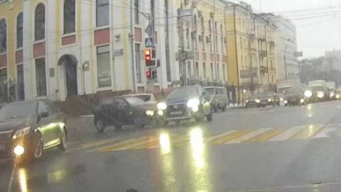 В центре Брянска столкнулись две легковушки, потому что красный свет не для всех