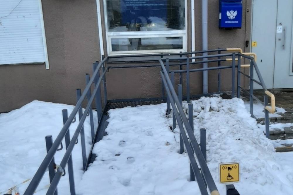 Недоступная среда: петрозаводчане пожаловались не заснеженный пандус у здания почты
