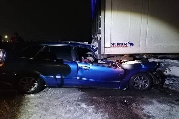 «Мазда» влетела под грузовик в страшной аварии в Новосибирской области