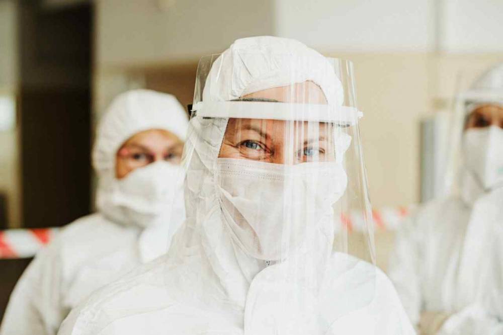 Инфекционист Гольцман не рекомендовала носить две защитные маски от коронавируса