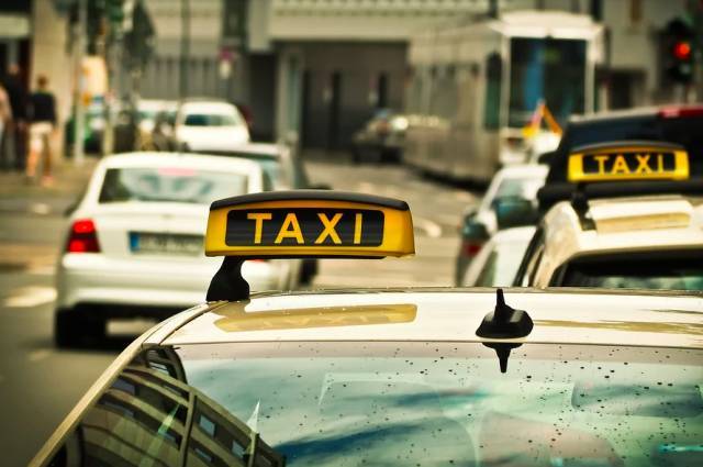 В Хабаровске таксист украл у пассажира 30 тысяч рублей