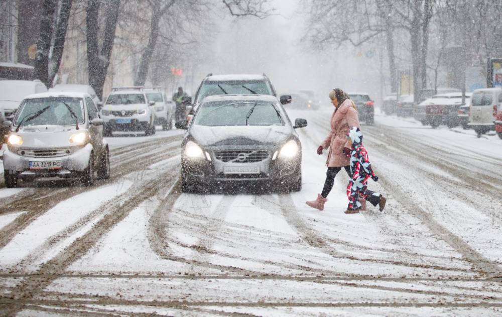 Снегопады уже в Киеве. Водителей просят не ездить на авто