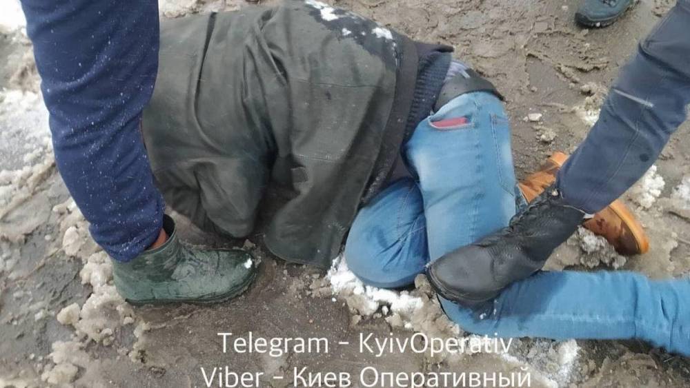 В Киеве задержали мужчину, который бросался с ножом на прохожего: фото