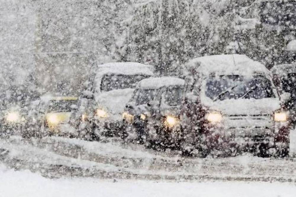 На Полтавщине из-за сильного снегопада перекрыли трассу Киев-Харьков