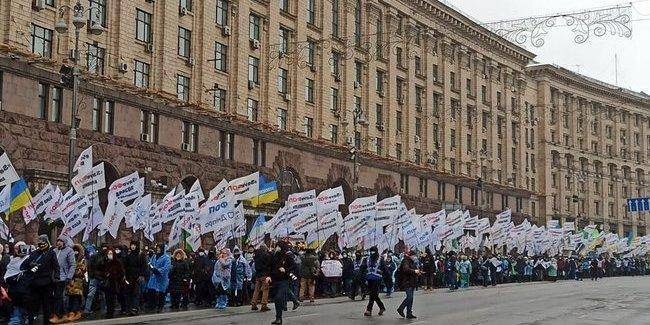 Протесты в центре Киева: участники акции перекрыли одну из полос дороги на Крещатике