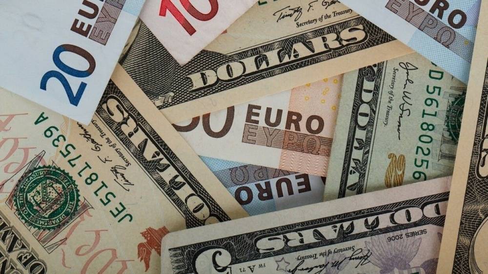 Центробанк России повысил официальные курсы доллара и евро на 29 января