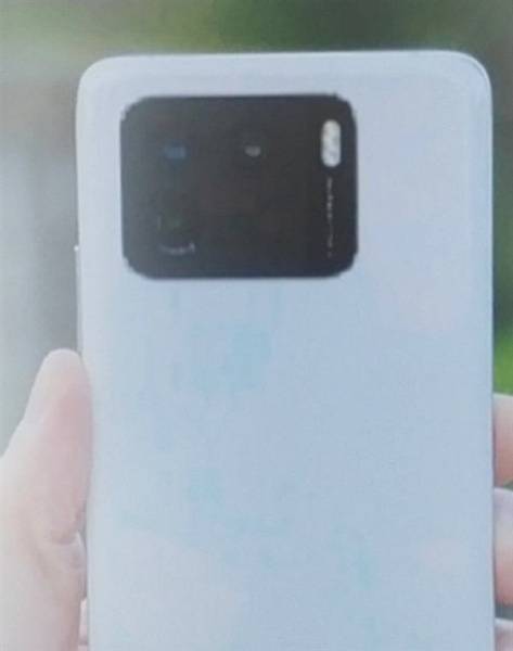 Опубликовано живое фото смартфона Xiaomi Mi 11 Pro