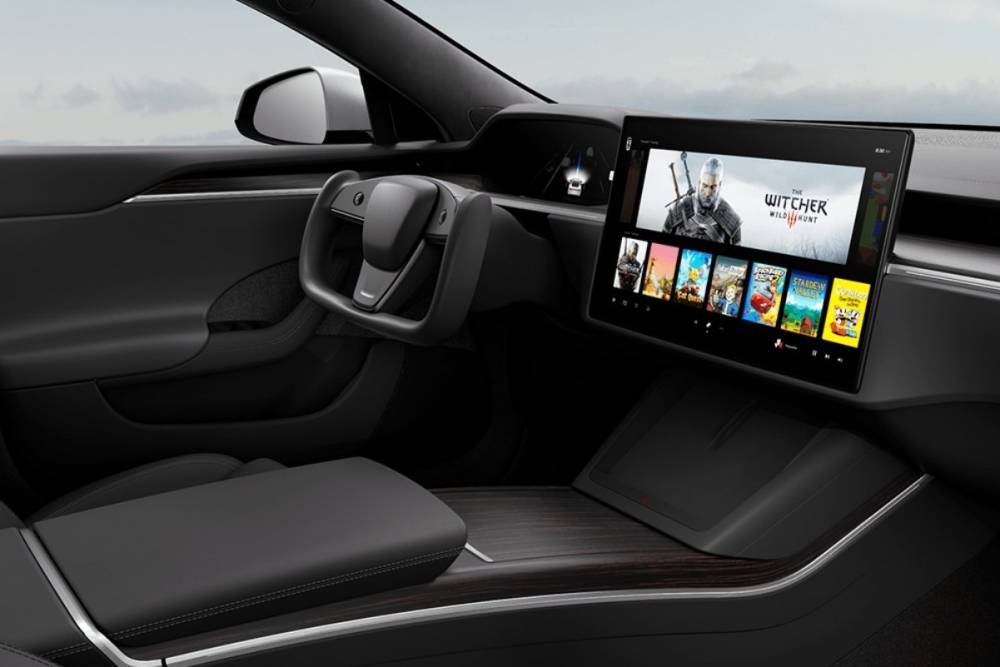 Новая Tesla Model S оснащается мультимедийной системой мощностью 10 терафлопс, что сопоставимо с новыми консолями. Илон Маск утверждает, что на ней можно играть в Cyberpunk 2077