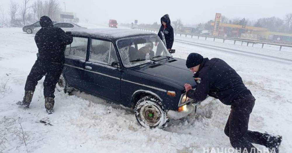 "Снег выше чем авто". Из-за снегопада перекрыли часть трассы Киев-Одесса