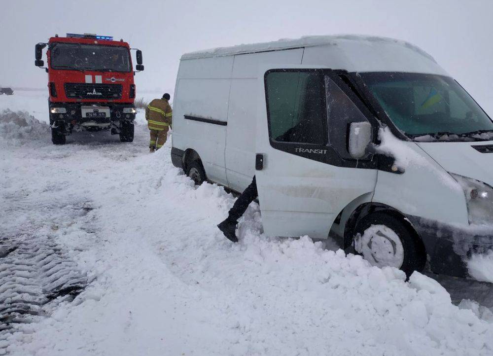 Одесские спасатели освободили из снежного плена тысячу человек