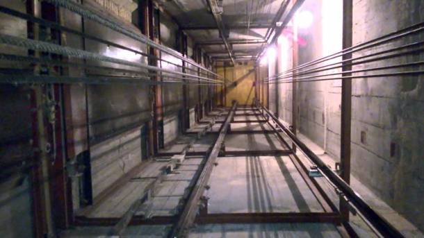 В Киеве двое мужчин упали в шахту лифта в недострое: один погиб