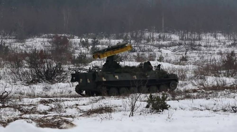 ВСУ продолжают нести небоевые потери: Бронетягач задавил украинского боевика во время учений