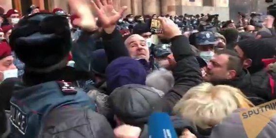 В Ереване протестующие пытались прорваться в здание правительства — видео