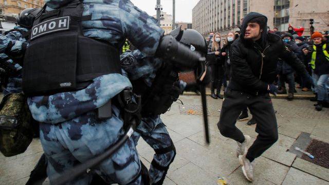 Появились подробности задержания подравшегося ОМОН на незаконной акции в Москве чеченца