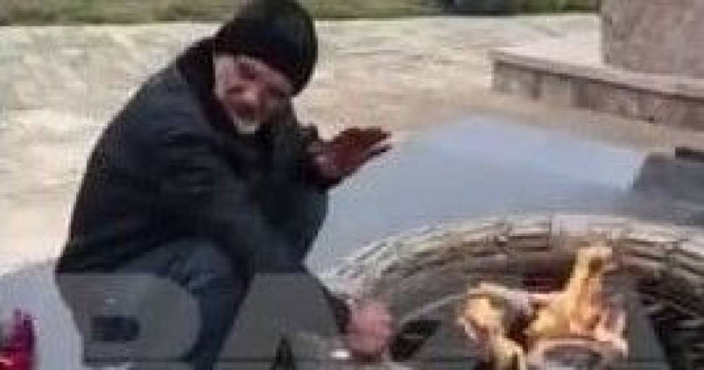 В России задержали мужчину, который готовил шашлык на Вечном огне (видео)