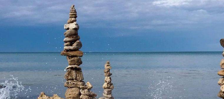 В Севастополе на пляже появилась инсталляция из камней в японском стиле