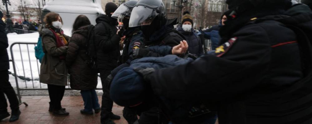 Двое задержанных за драки с силовиками на акции в Москве признали свою вину