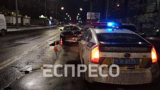 В Киеве на светофоре столкнулись автомобили, есть пострадавший