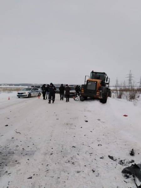 В Ханты-Мансийске в столкновении легковушки и снегоуборочного трактора погиб человек