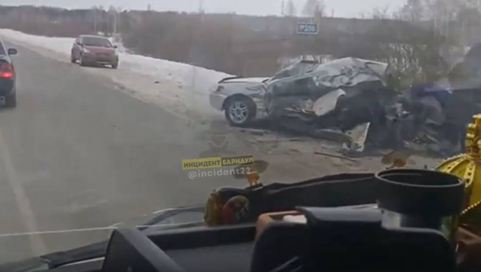 На трассе «Барнаул-Новосибирск» в аварии разорвало автомобиль