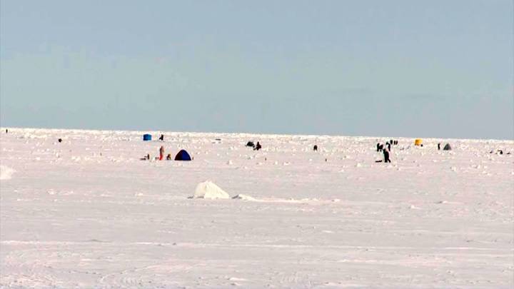 Льдину с четырьмя рыбаками унесло в открытое море на юге Сахалина