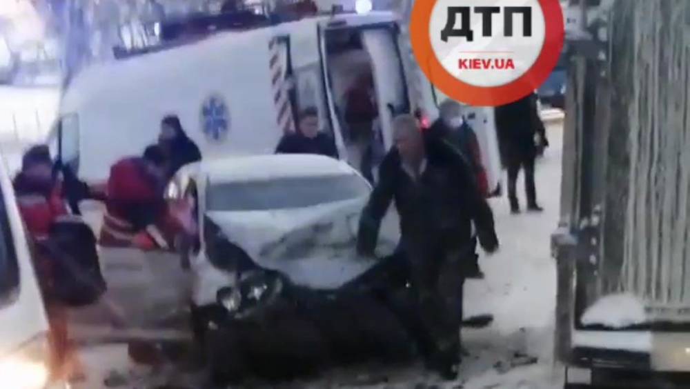 В Переяславе лоб в лоб крайне жестко столкнулись машины, есть пострадавшие: видео
