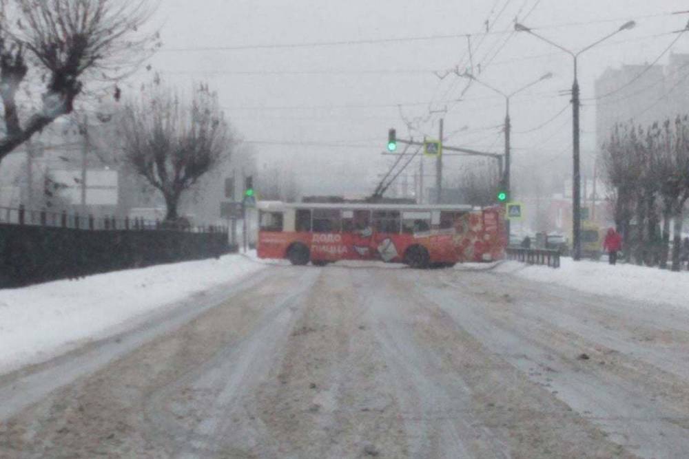 В Ярославле троллейбус перекрыл движение на Московском проспекте