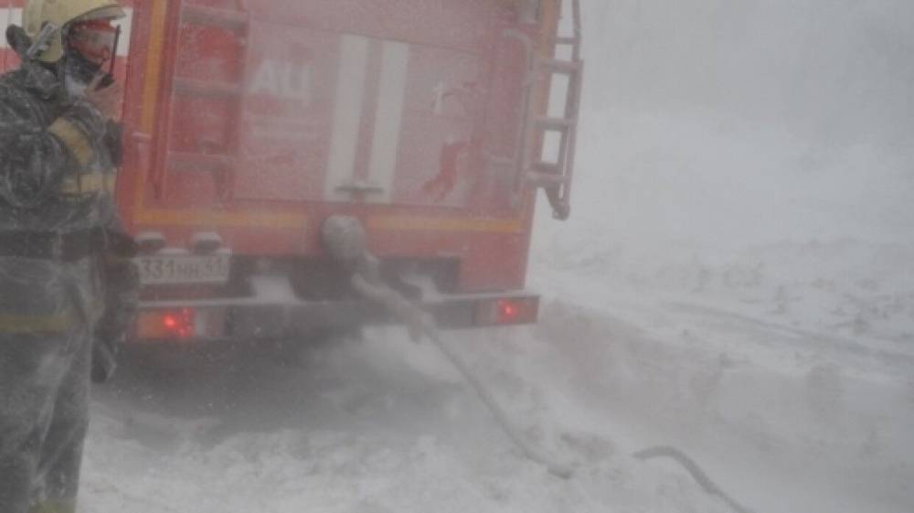 Снежный оползень сошел на трассу в Красноярском крае