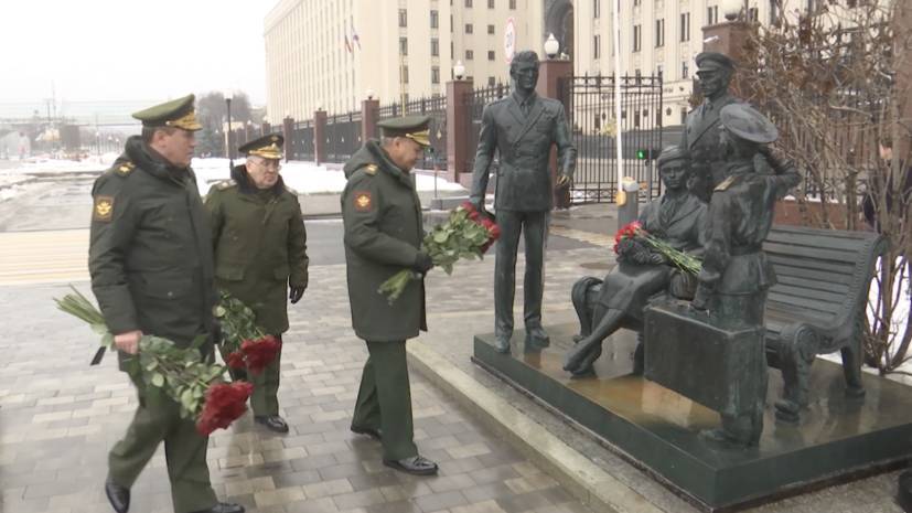 Шойгу возложил цветы к скульптуре «Офицеры», посвящённой фильму с Василием Лановым