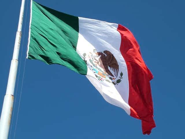 Мексика заняла третье место в мире по количеству смертей от COVID и мира