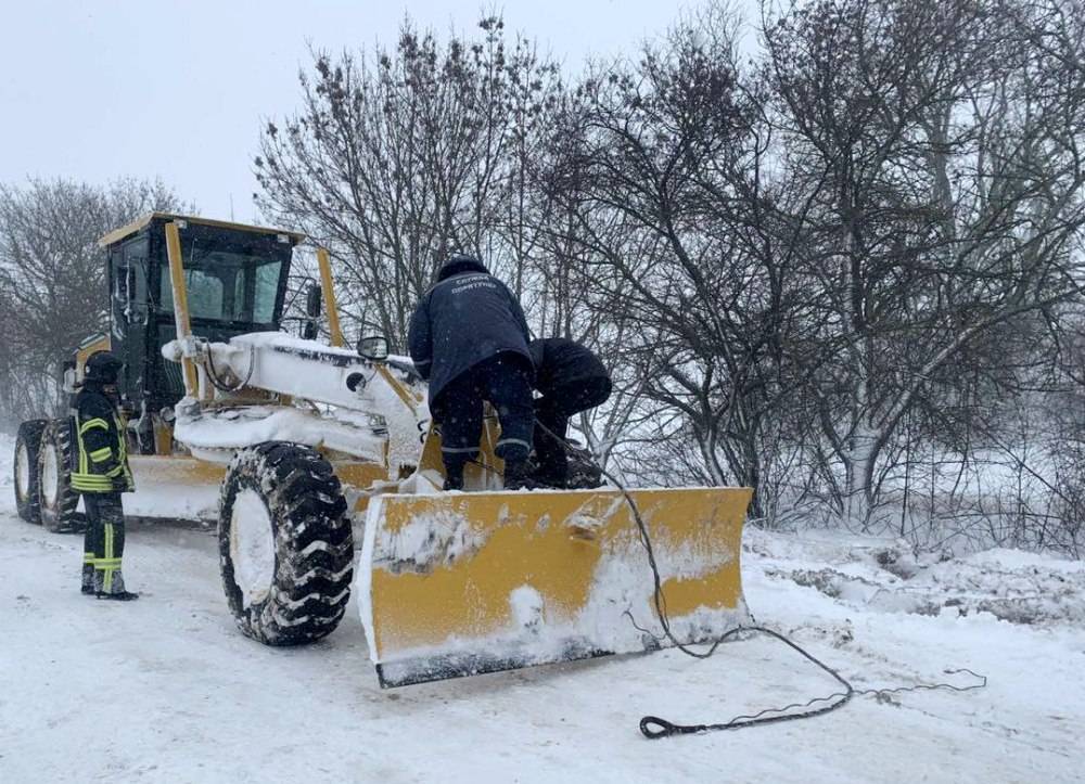 На юге в снежных заносах застряли 300 фур: спасатели озвучили последствия непогоды в областях