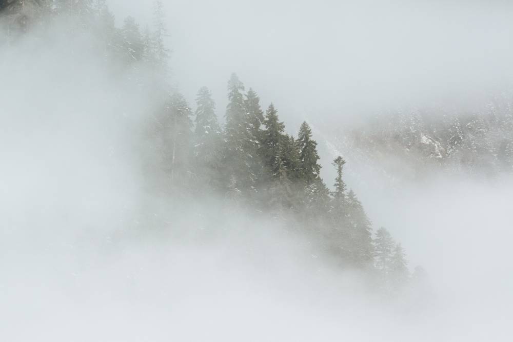 Горнолыжные трассы и подъемники на Эльбрусе закрыли из-за сильного снегопада