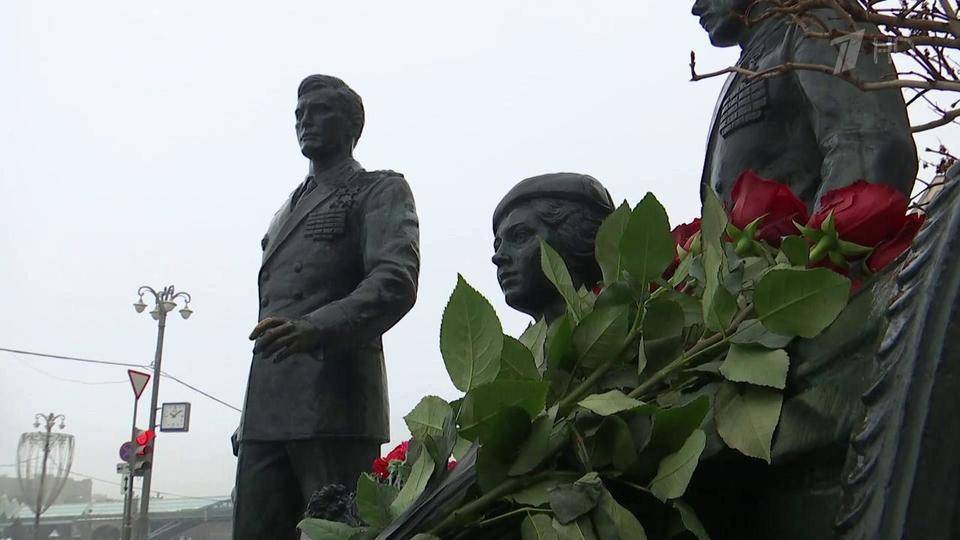 В Москве несут цветы к памятнику героям фильма «Офицеры»