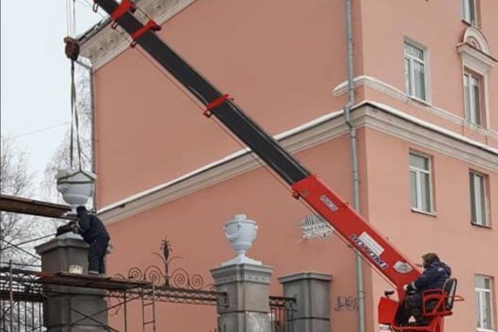 На вотротах исторического дома в Ижевске установили декоративные вазоны