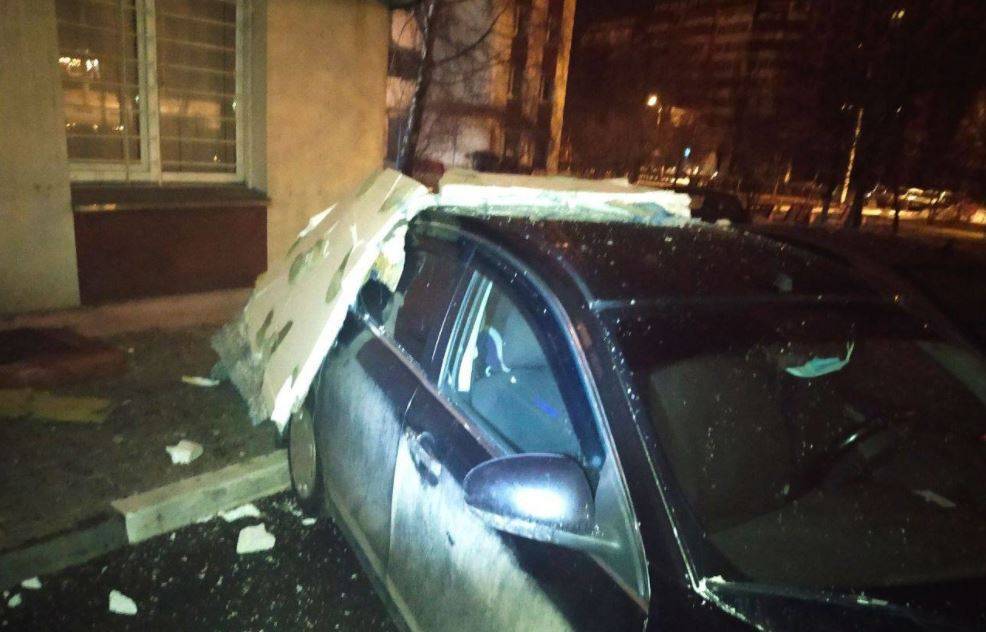 В Белгороде на припаркованные машины обрушилась облицовка дома