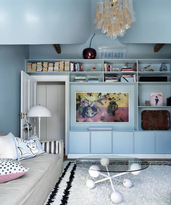 Голубой цвет в гостиной: 25 стильных решений