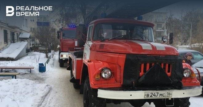 В Казани загорелась сауна в жилом доме: из здания эвакуировались 60 человек