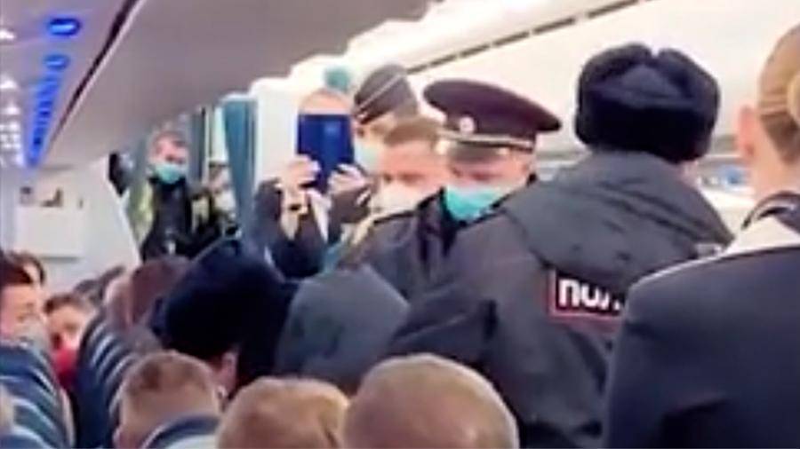 Самолет в Шереметьево задержали из-за отказа пассажира надеть маску
