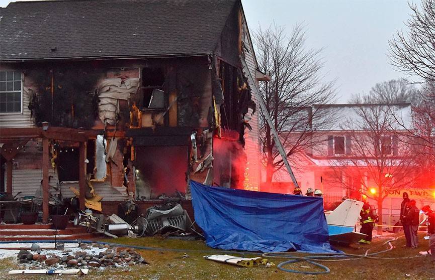 Легкомоторный самолет врезался в жилой дом в США