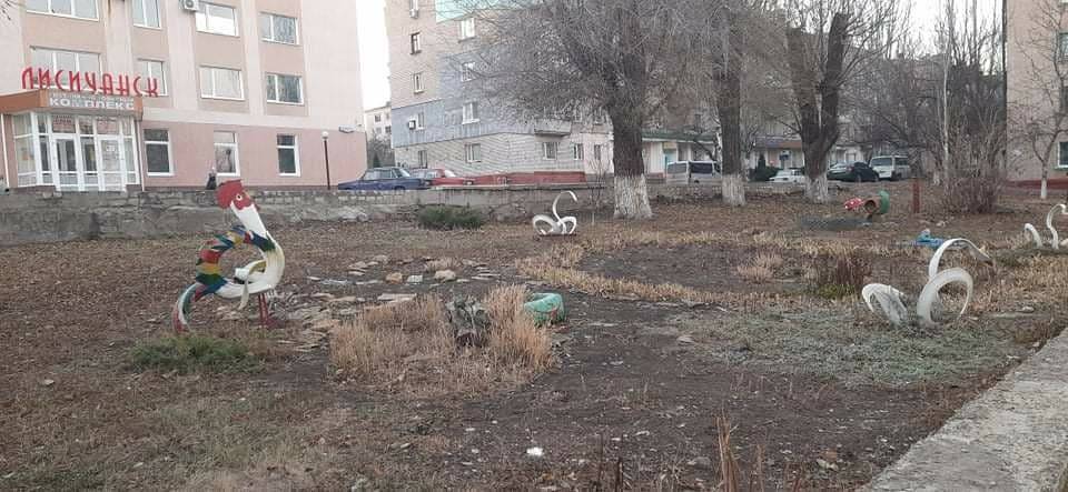 "Экологию беречь надо": В Лисичанске на одной из площадок убрали фигуры из шин