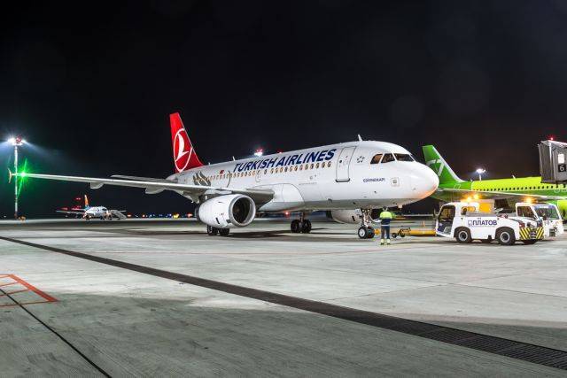 Турецкий самолет, следовавший в Тегеран, сменил курс и направился в Баку