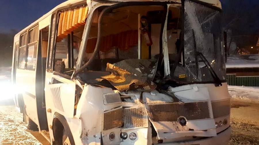 В Башкирии в аварии с автобусом и грузовиком пострадали семь человек