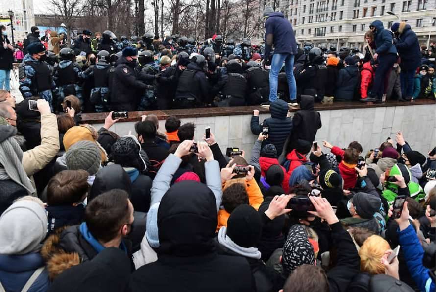 Власти Москвы из опасений перед митингами за Навального закрывают метро и магазины