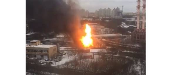 На северо-западе Москвы загорелся топливозаправщик