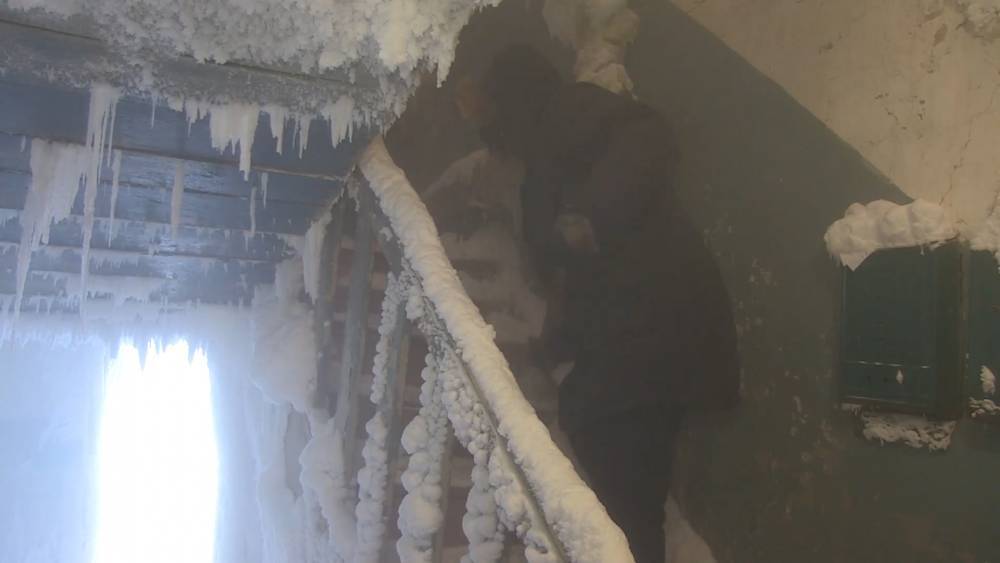 Снежный плен: жителей Якутска не переселяют из аварийного дома.