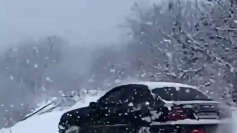 В Одессе по снегу прокатились с ветерком на "сёрфе" (ВИДЕО)