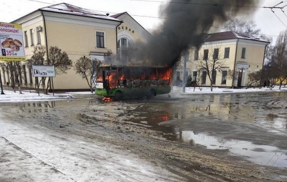 В Харькове на остановке сгорела маршрутка: фото, видео