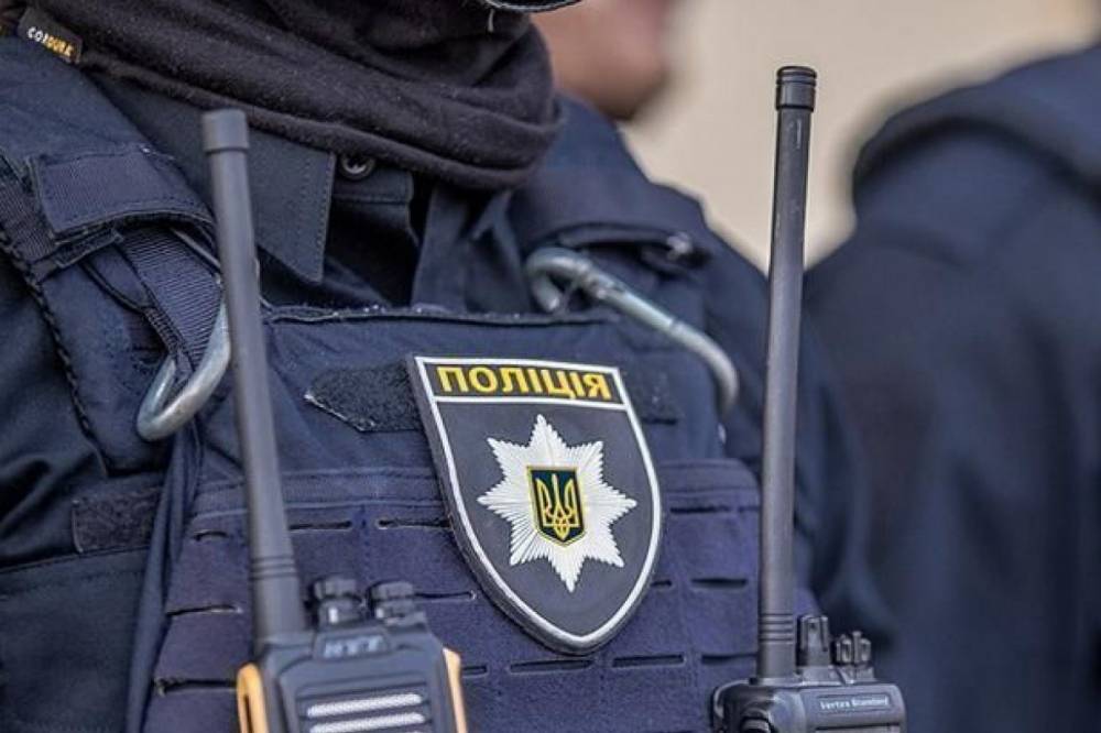 В Киеве мужчина угрожал сожительнице и ее дочери, а потом хотел покончить с собой (видео)
